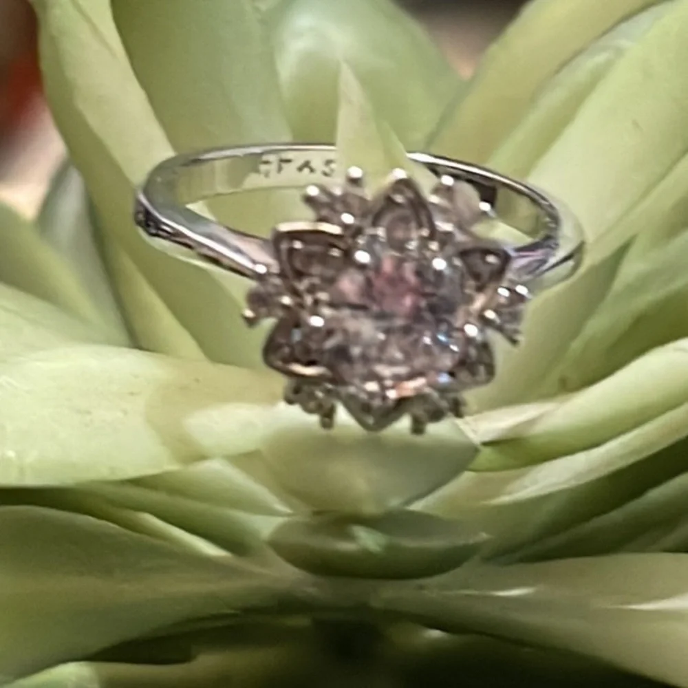 Elegant flower ring